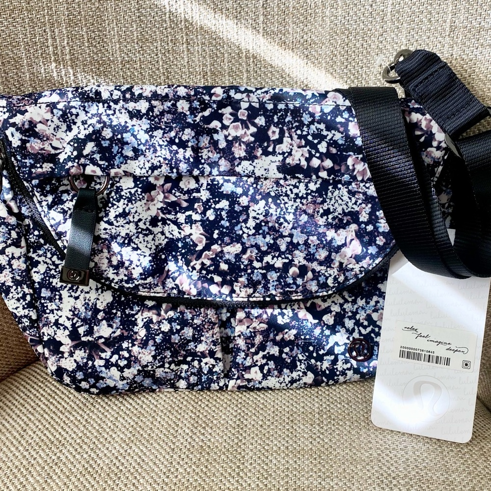 🎀Lululemon Athletica All Night Festival Bag 5L🎀